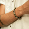 bracelet léandre vert porté par mannequin homme