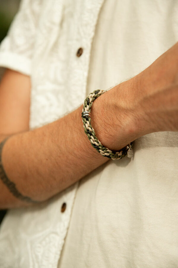 bracelet léandre vert porté par mannequin homme