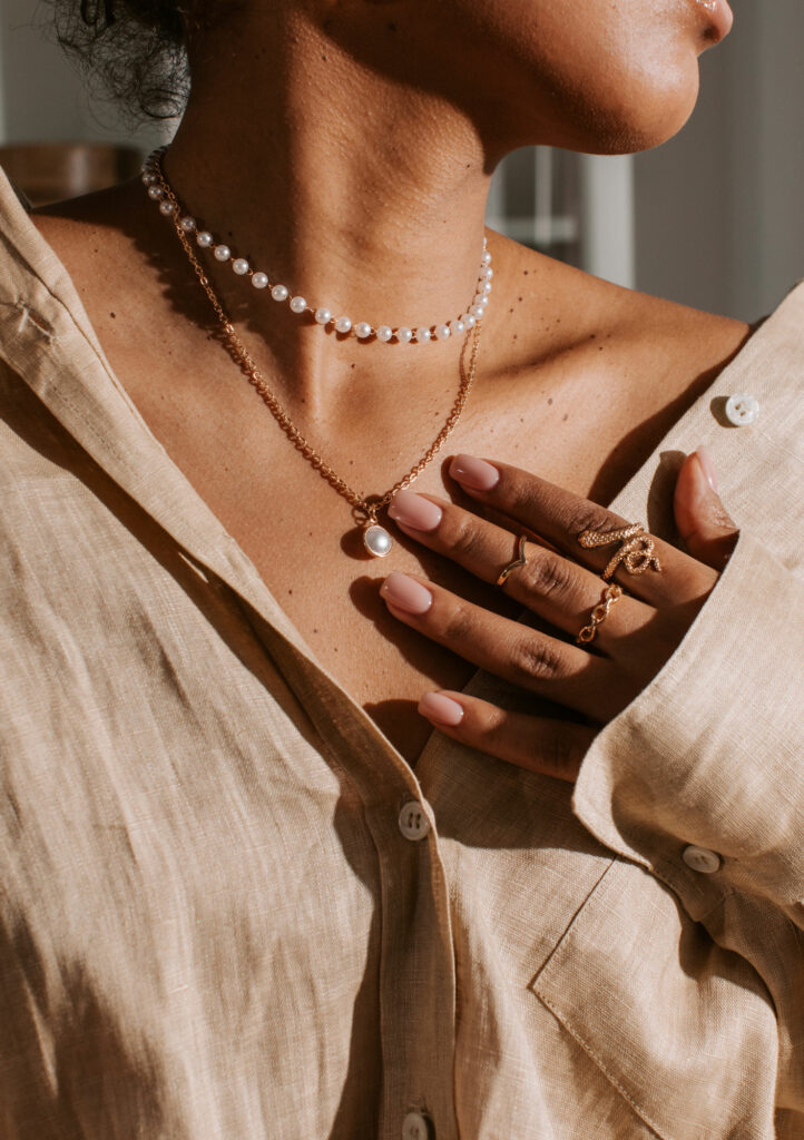 collier en perles de cultures porté par une femme