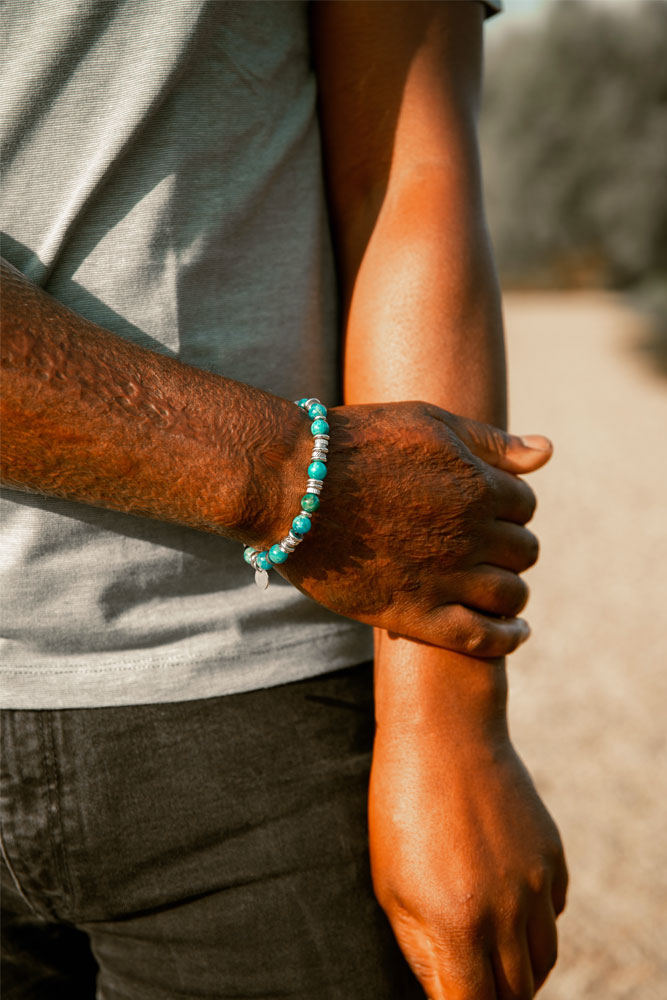 Bracelet bohème chic en apatite bleue et acier inoxydable porté par un homme