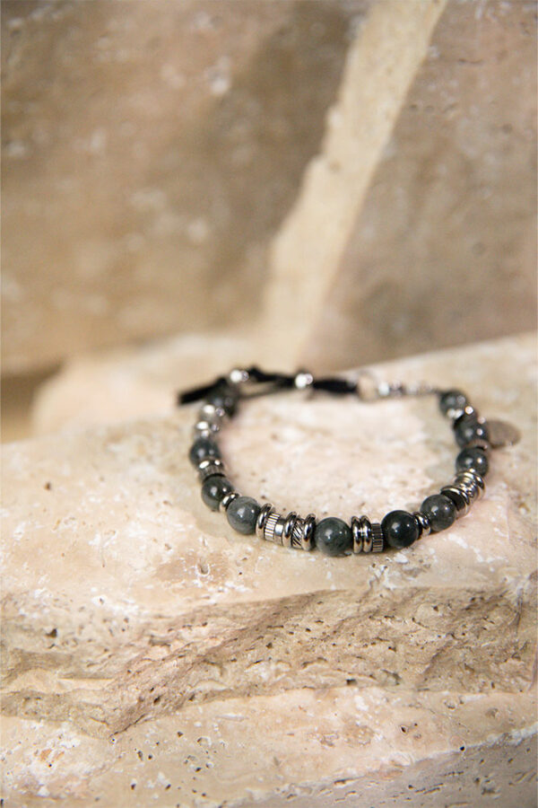 bracelet chic homme femme en labradorite noire posé sur une pierre vue de dessus