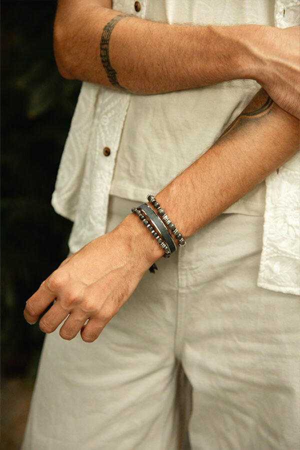 Poignet d'homme portant un bracelet chic homme femme en labradorite noire Mali