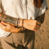 Bracelets chics femme homme en agate du botswana portés par une femme