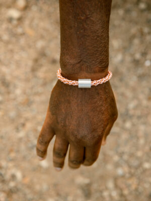 bracelet naturel rose et marron sur poignet d'homme