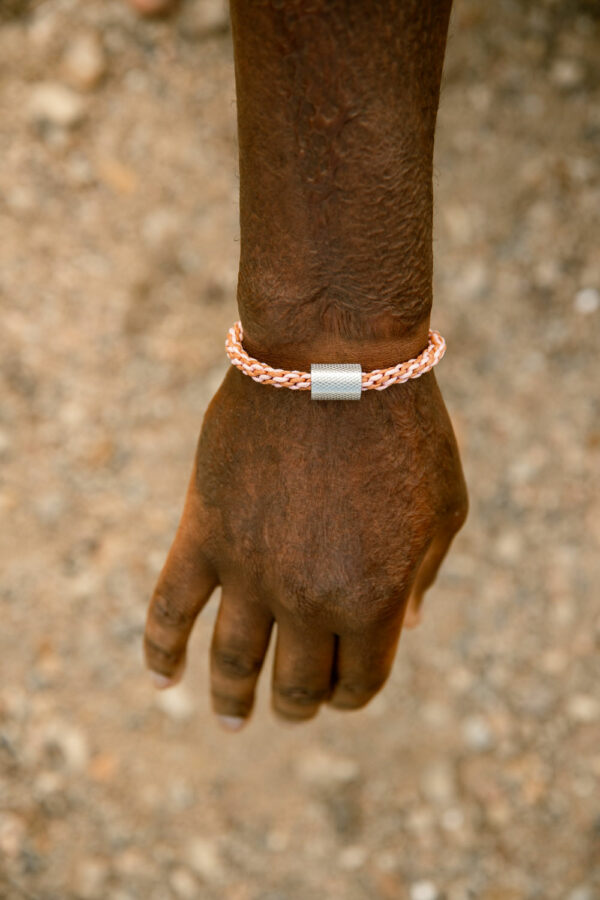 bracelet naturel rose et marron sur poignet d'homme