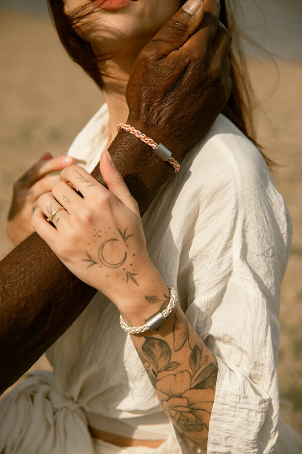 bracelets lysandre beige et rose sur couple