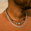 Collier chaîne homme femme acier inoxydable porté avec le collier surfer en perles heishi Noa
