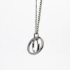 packshot collier créateur homme femme minimaliste en acier inoxydable