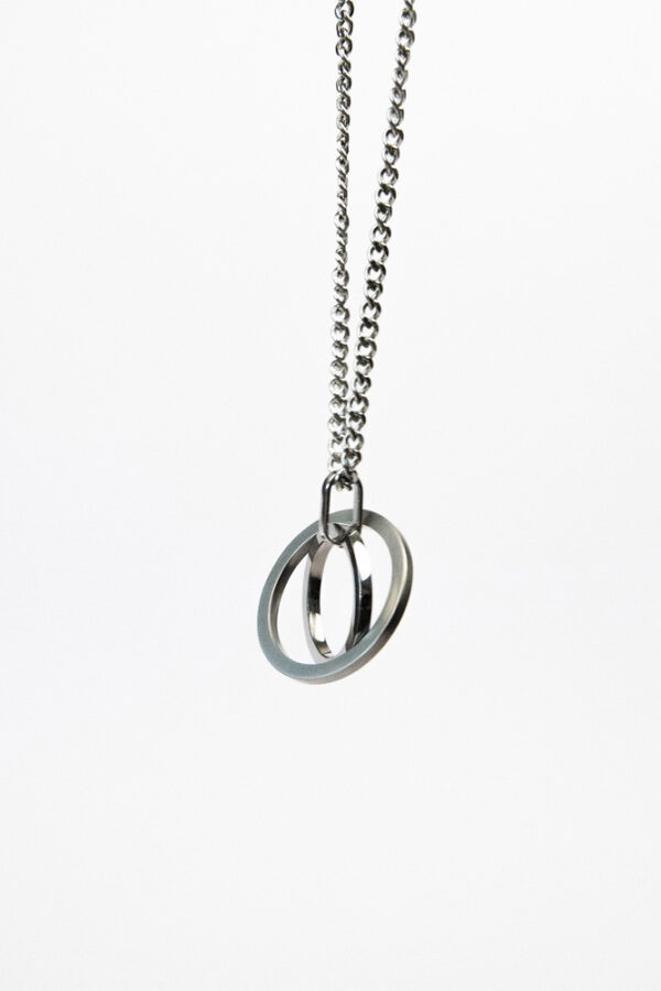 packshot collier créateur homme femme minimaliste en acier inoxydable