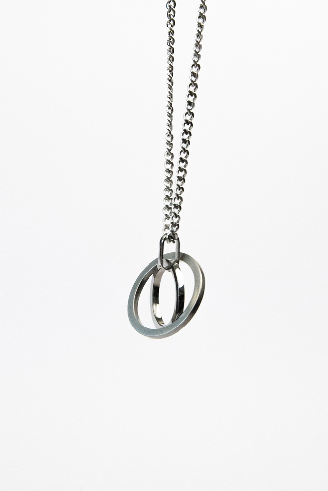 packshot collier créateur homme femme minimaliste en acier inoxydable