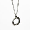 packshot collier créateur homme femme durable et original en acier inoxydable