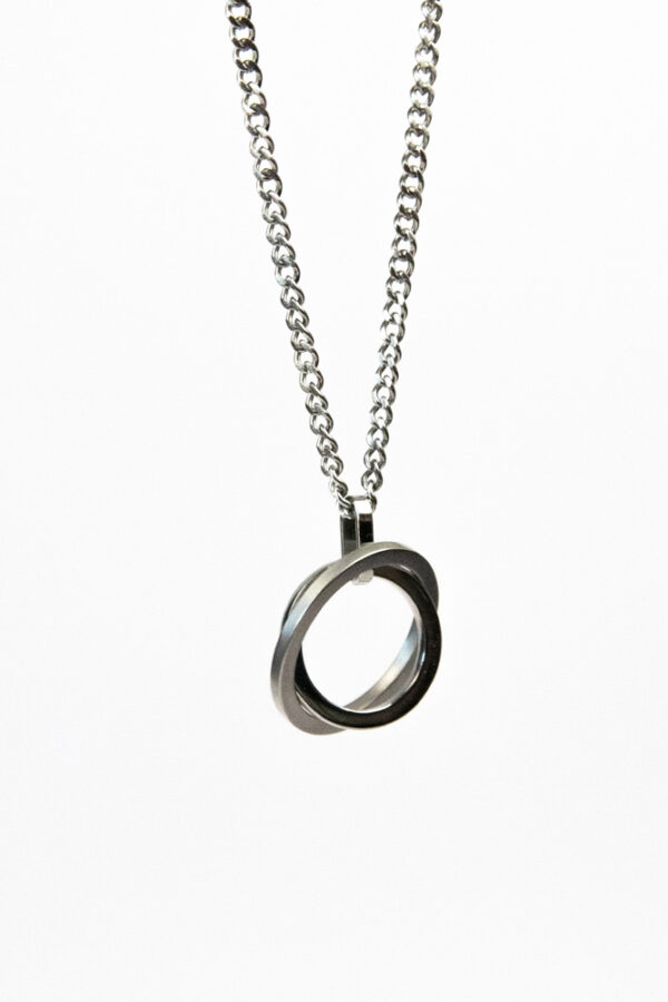 packshot collier créateur homme femme durable et original en acier inoxydable