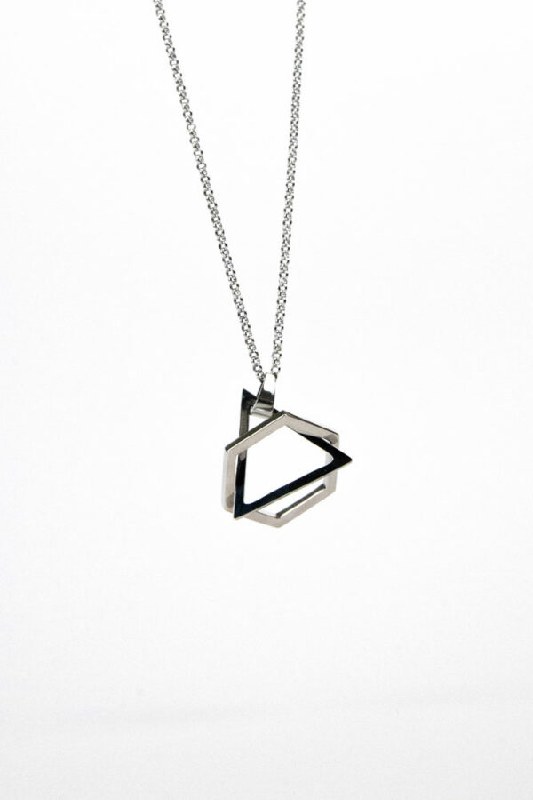 packshot collier minimaliste homme femme en acier inoxydable pendentif triangle et hexagone