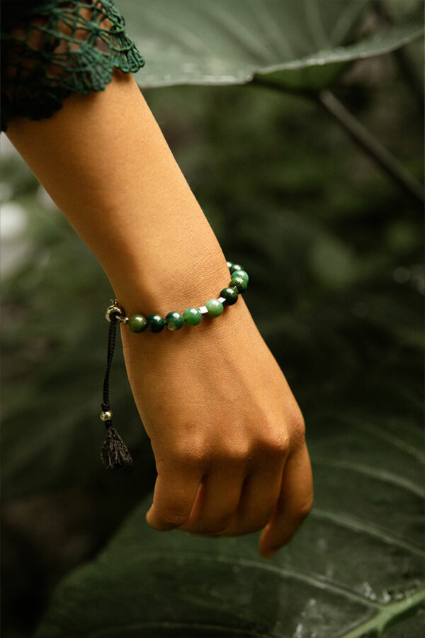 Bracelet unisexe en agate mousse sur poignet femme
