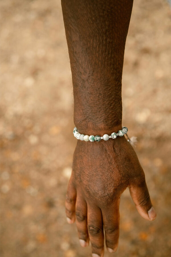 photo sur poignet d'homme bracelet en agate arbre Thaïs