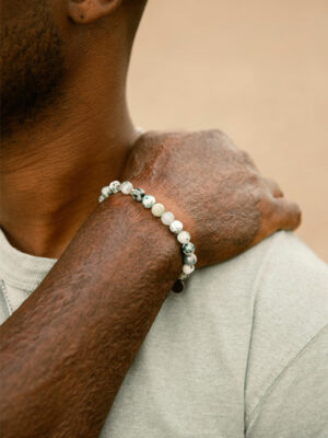 Photo sur poignet d'homme en t-shirt vert bracelet en agate arbre Thaïs