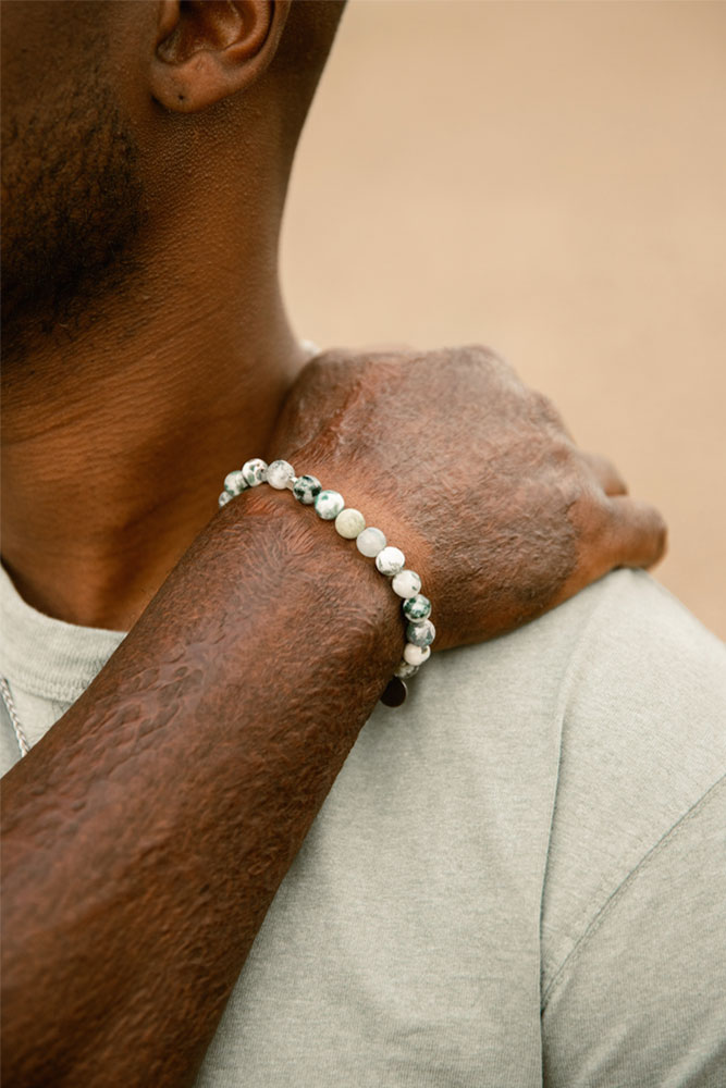 Photo sur poignet d'homme en t-shirt vert bracelet en agate arbre Thaïs