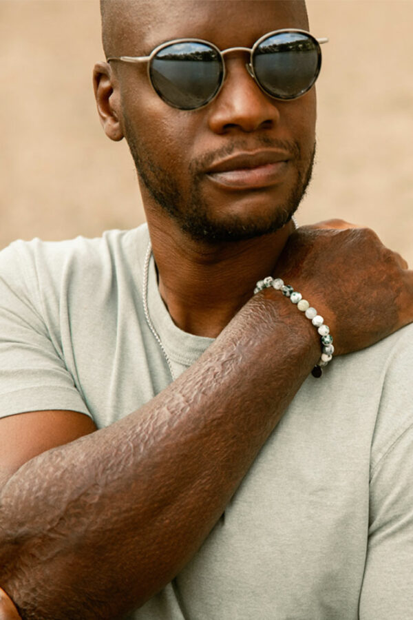 Photo sur poignet d'homme en t-shirt vert bracelet en agate