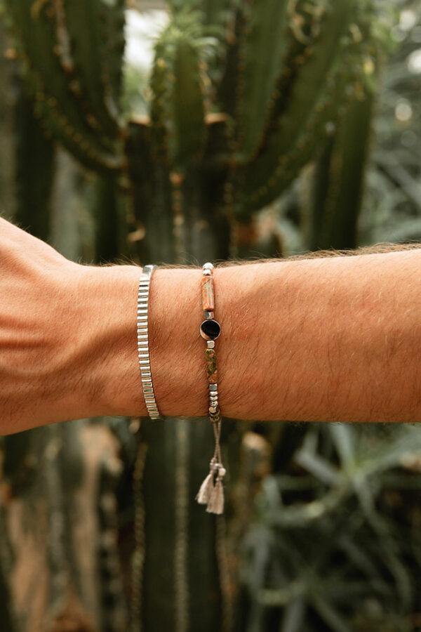 bracelet fin femme homme en unakite porté sur poignet d'homme