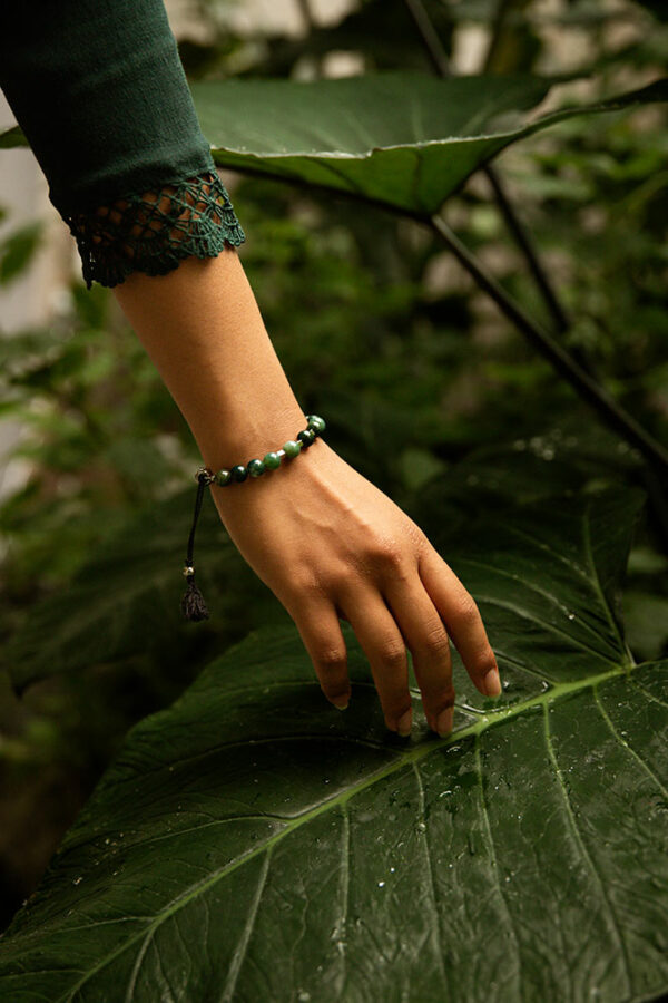 Bracelet unisexe en agate mousse sur poignet femme