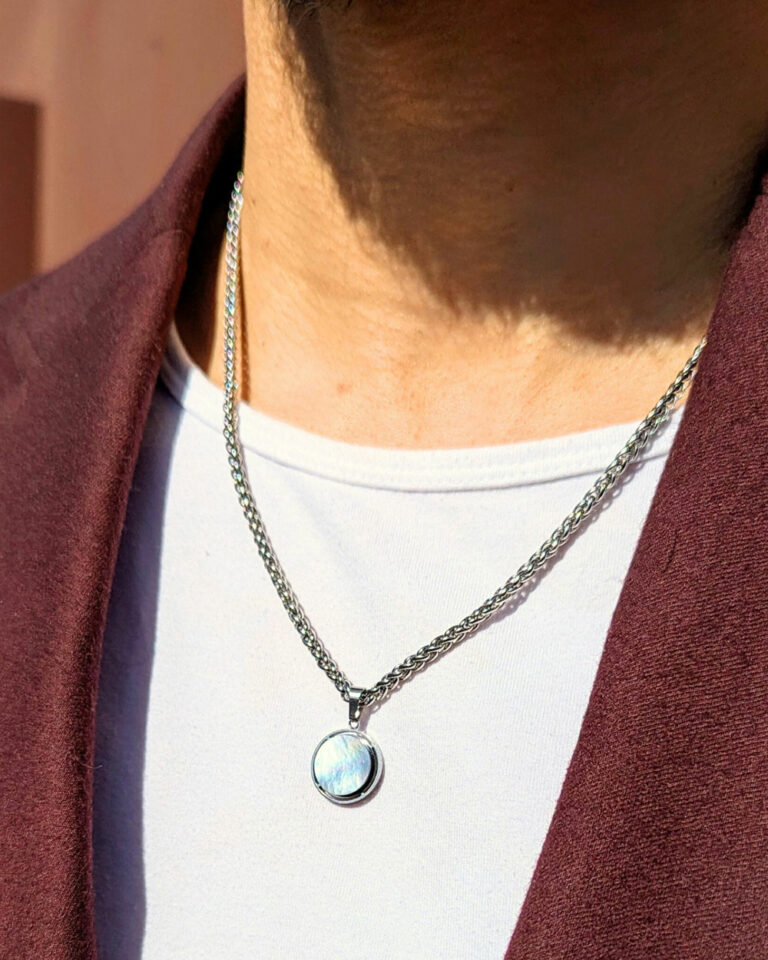collier unisexe durable jill en acier inoxydable et nacre porté par un homme en costume