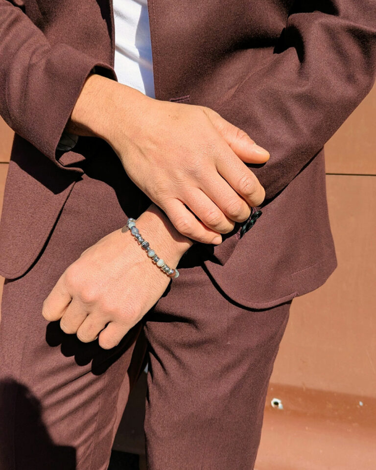 bracelet unisexe durable en pierres d'agates du Botswana Mali porté par un homme en costume