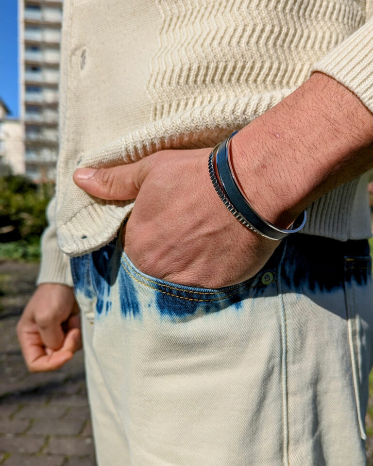 zoom sur les bracelets unisexes durables en acier inoxydable et cuir bleu dragon barbu, avec textures