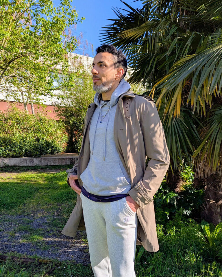 homme au look sport portant les colliers unisexes durables Alex et Jo de la gamme Dragon Barbu