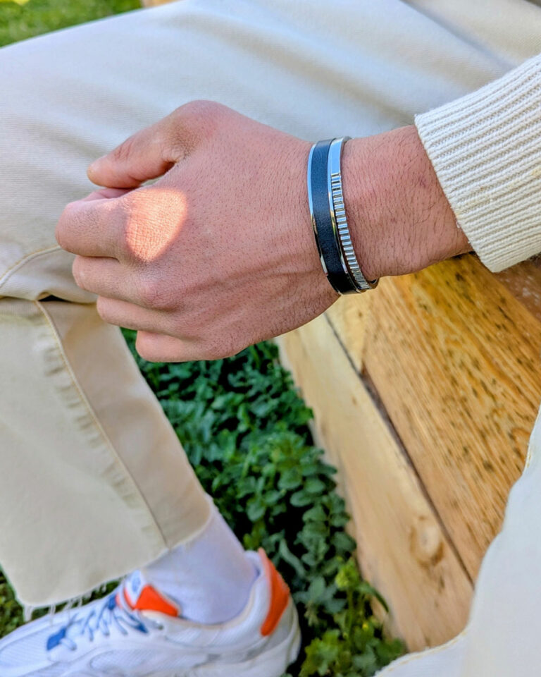 zoom sur poignet d'homme portant les bracelets unisexes durables elie et danny en acier inoxydable